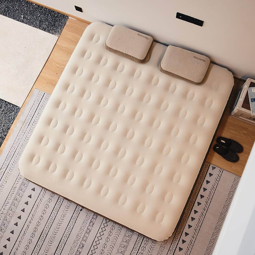 Inflatable mattress with integrated pump C25
