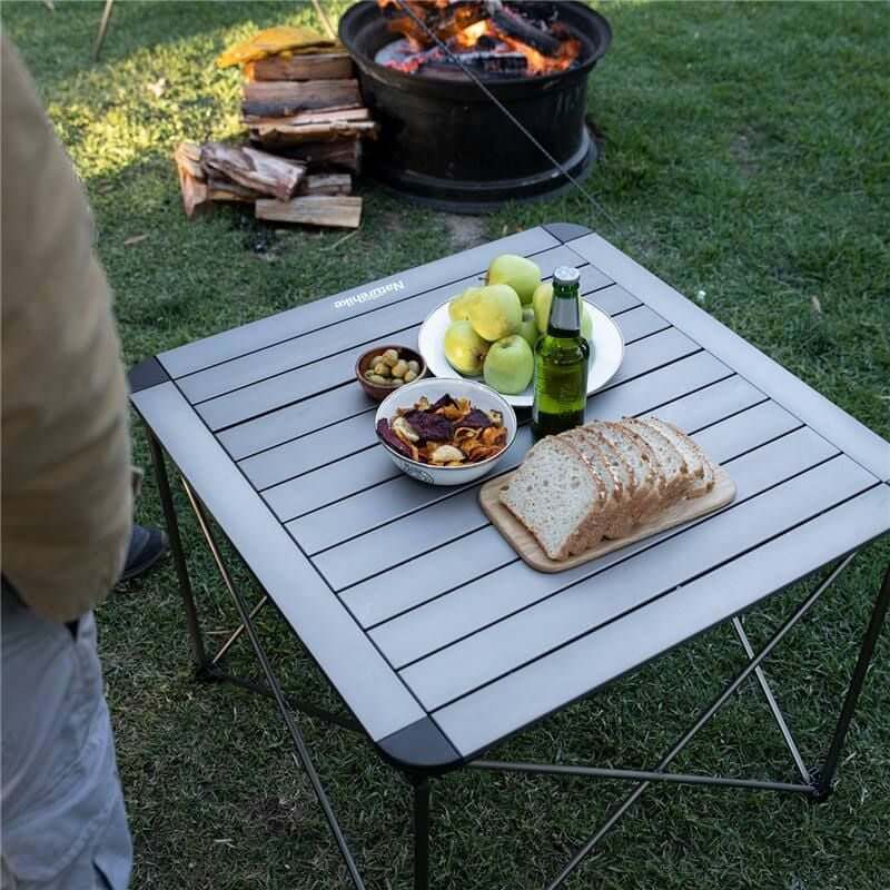 Outdoor aluminum folding table