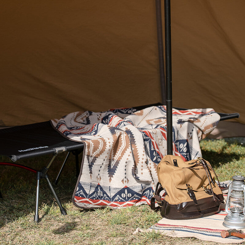 Folding camp bed with three support points